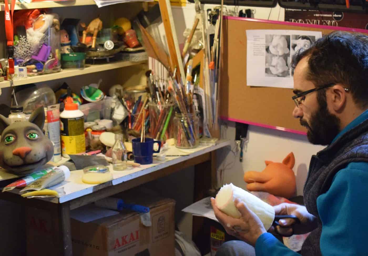 Creas atelier de sculptură și modelaj cu artist în lucru, materiale și unelte.