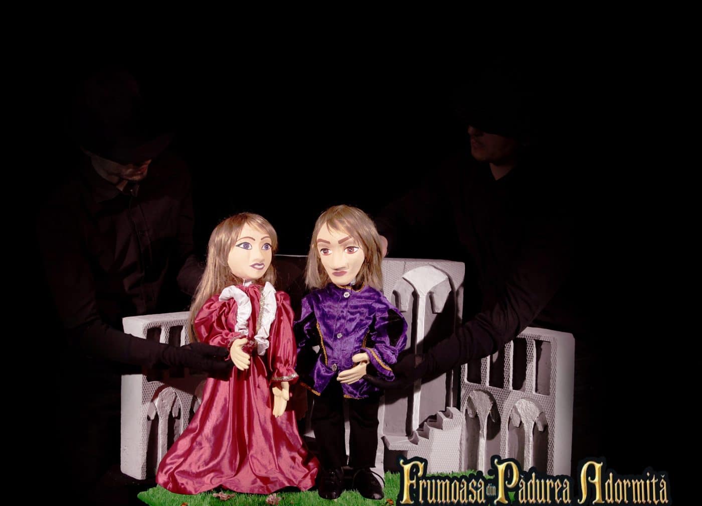 Fată și băiat cu păpuși, scenă de teatru pentru copii, activitate educativă și distractivă.