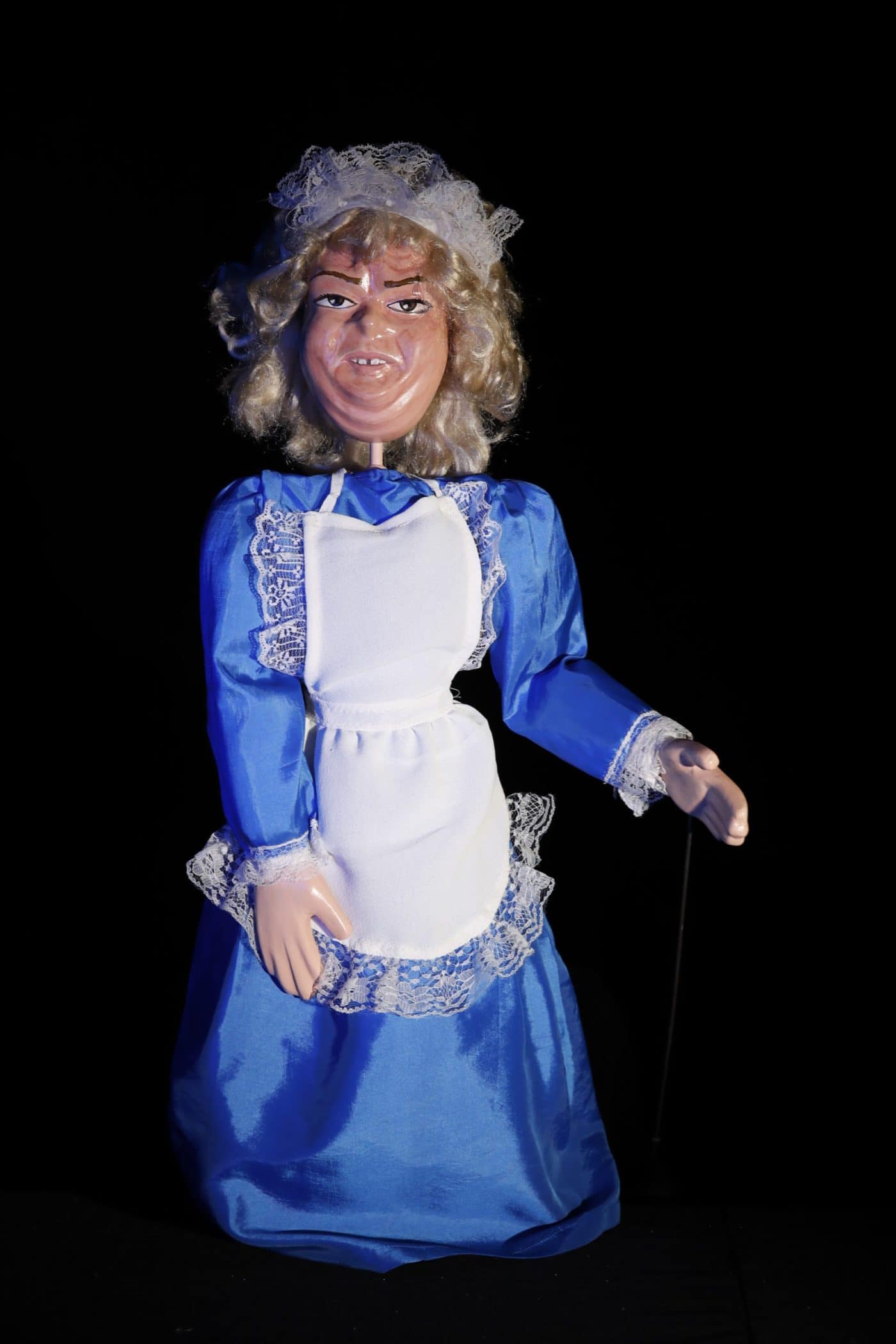 Creangă tradițională românească, păpușă artizanală, costum popular, decor cultural, artă populară.