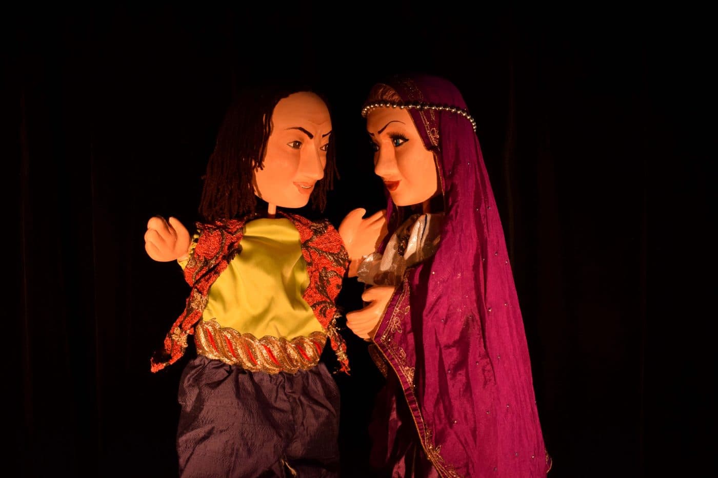 Creștere culturală cu păpuși tradiționale românești, artizanat și meșteșuguri autentice.