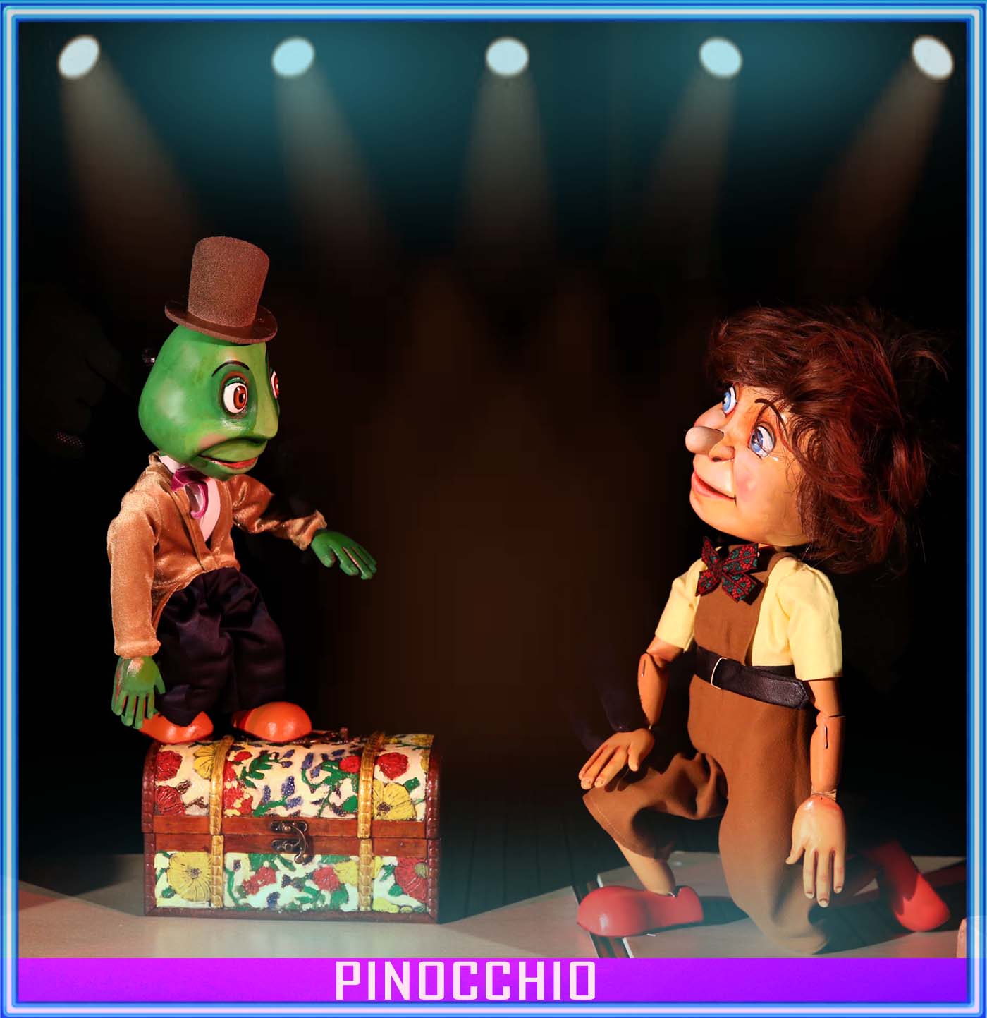 Baloane de teatru Pinocchio cu personaje marionete pe scenă, spectacol pentru copii.