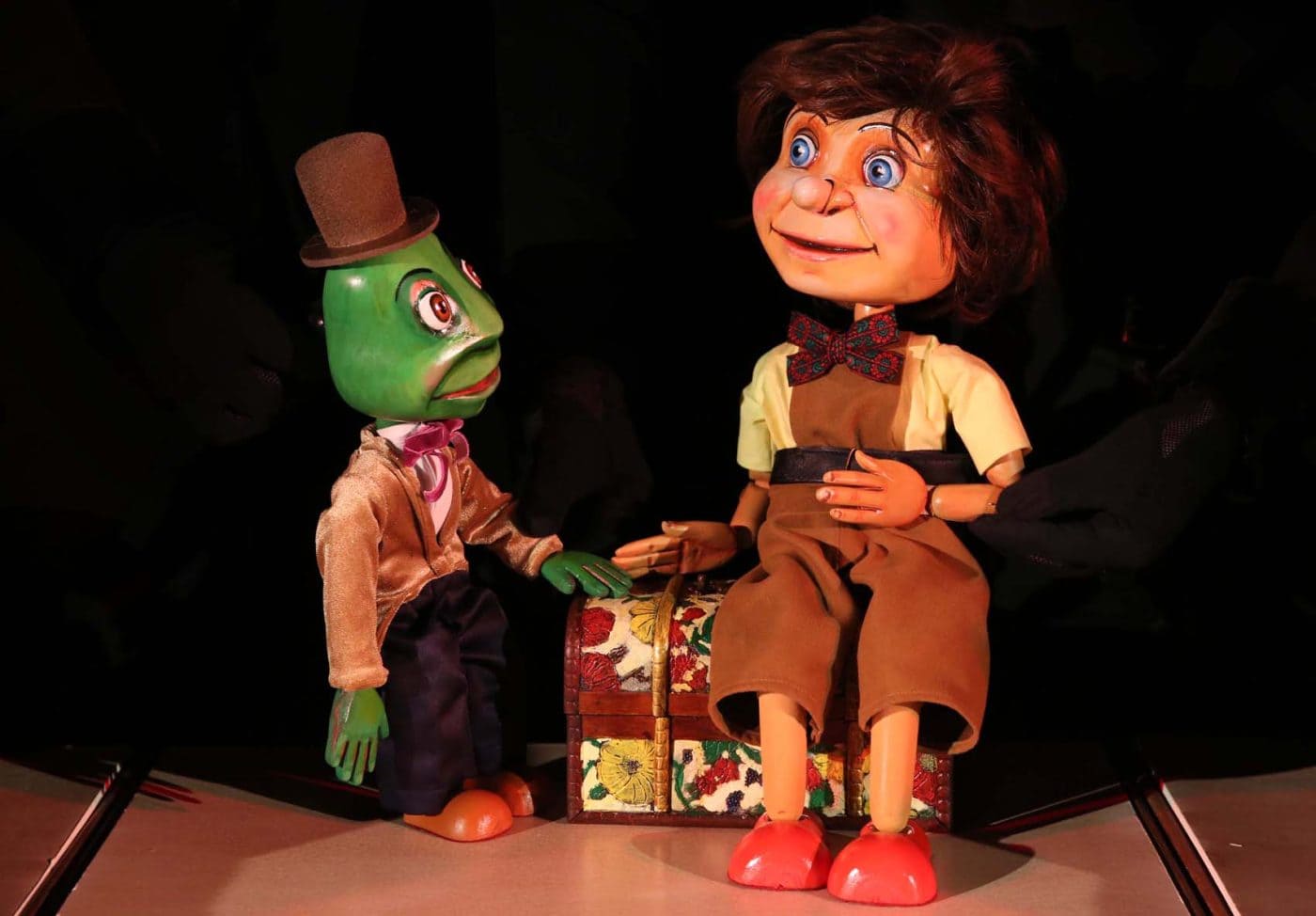 Creas - Păpuși artizanale și personaje din lut pentru spectacole și decoruri teatrale.