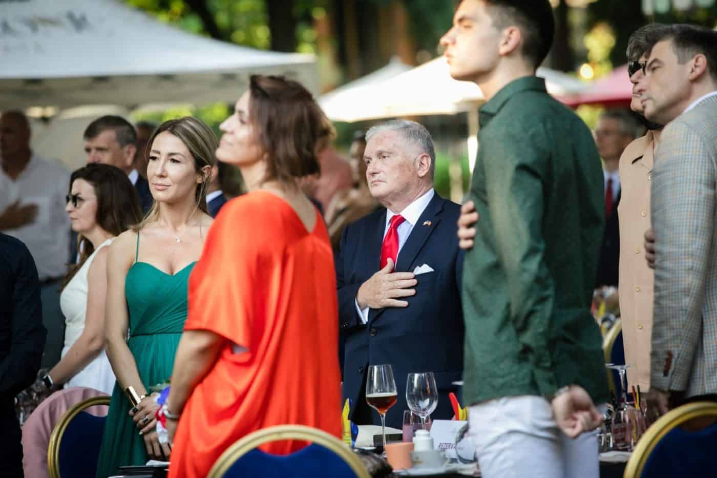 Creas eveniment social cu oameni eleganți și atmosferă plăcută, outdoor, în natură.